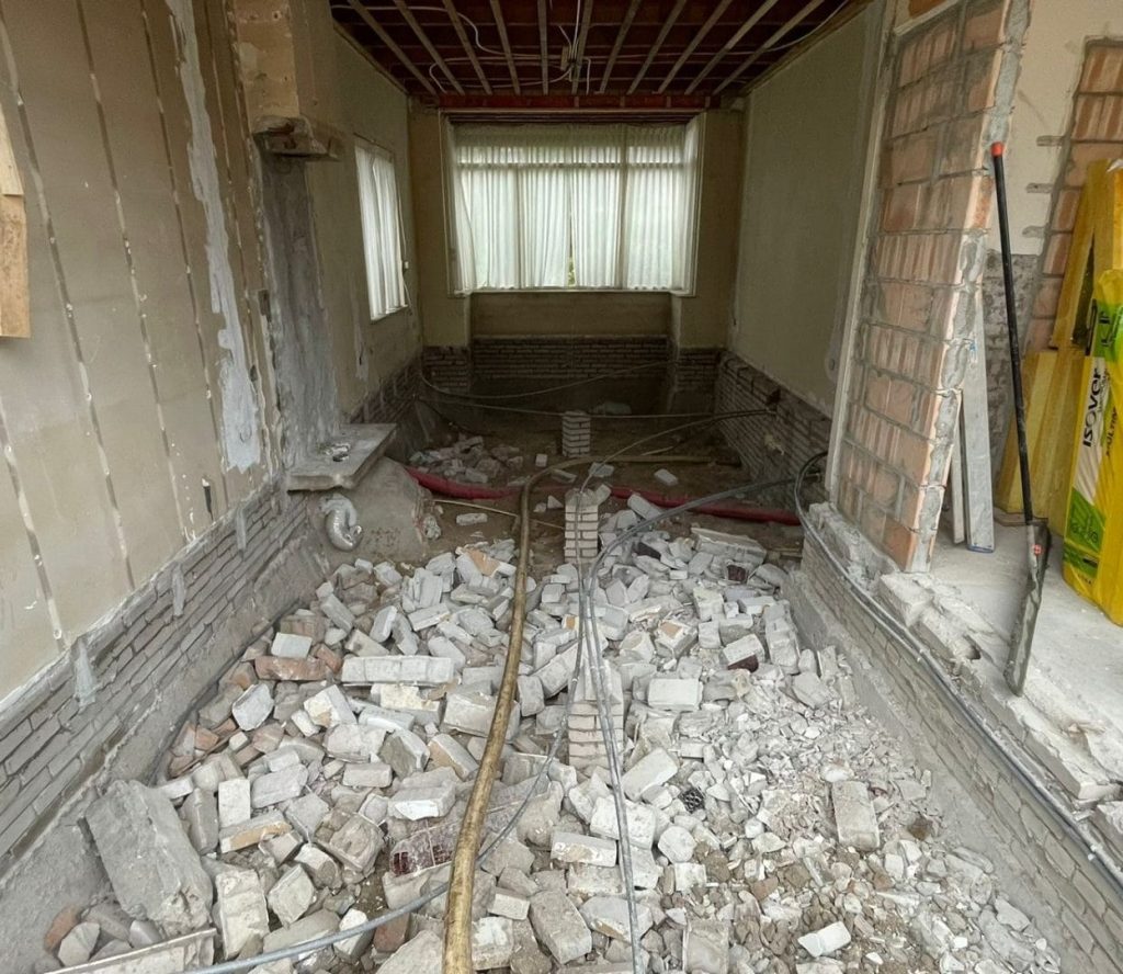 Kruipruimte ie is opengebroken en voorbereid voor het storten van eps beton als renovatievloer